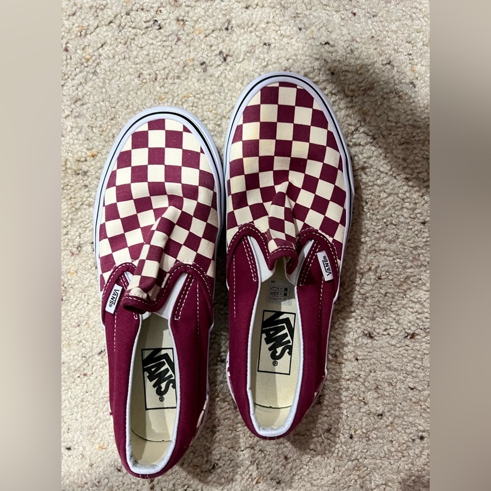 Maroon red white checkered Vans men’s 6.5, women’s 8